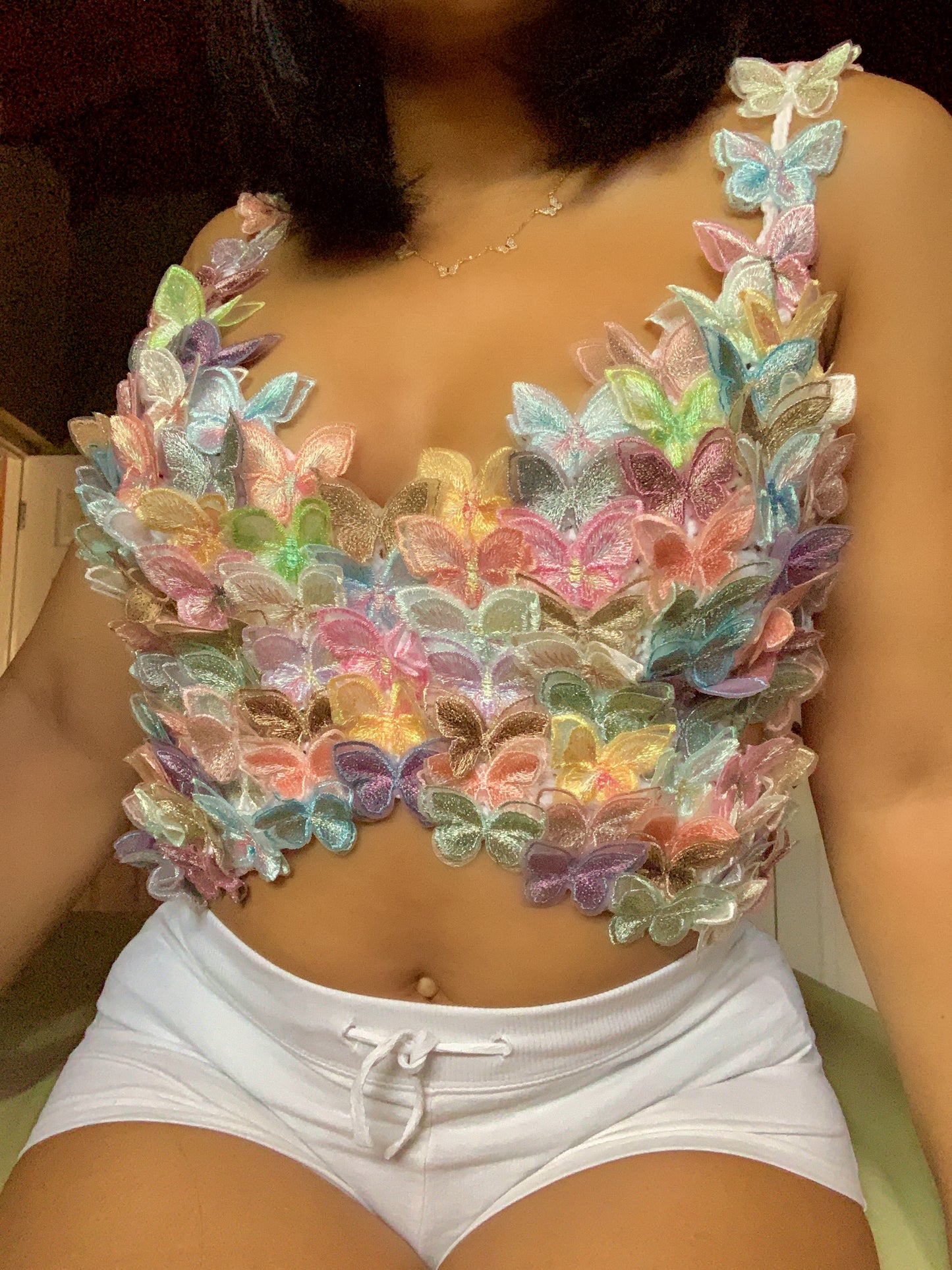 Top de crochet Primavera avec des applications papillon