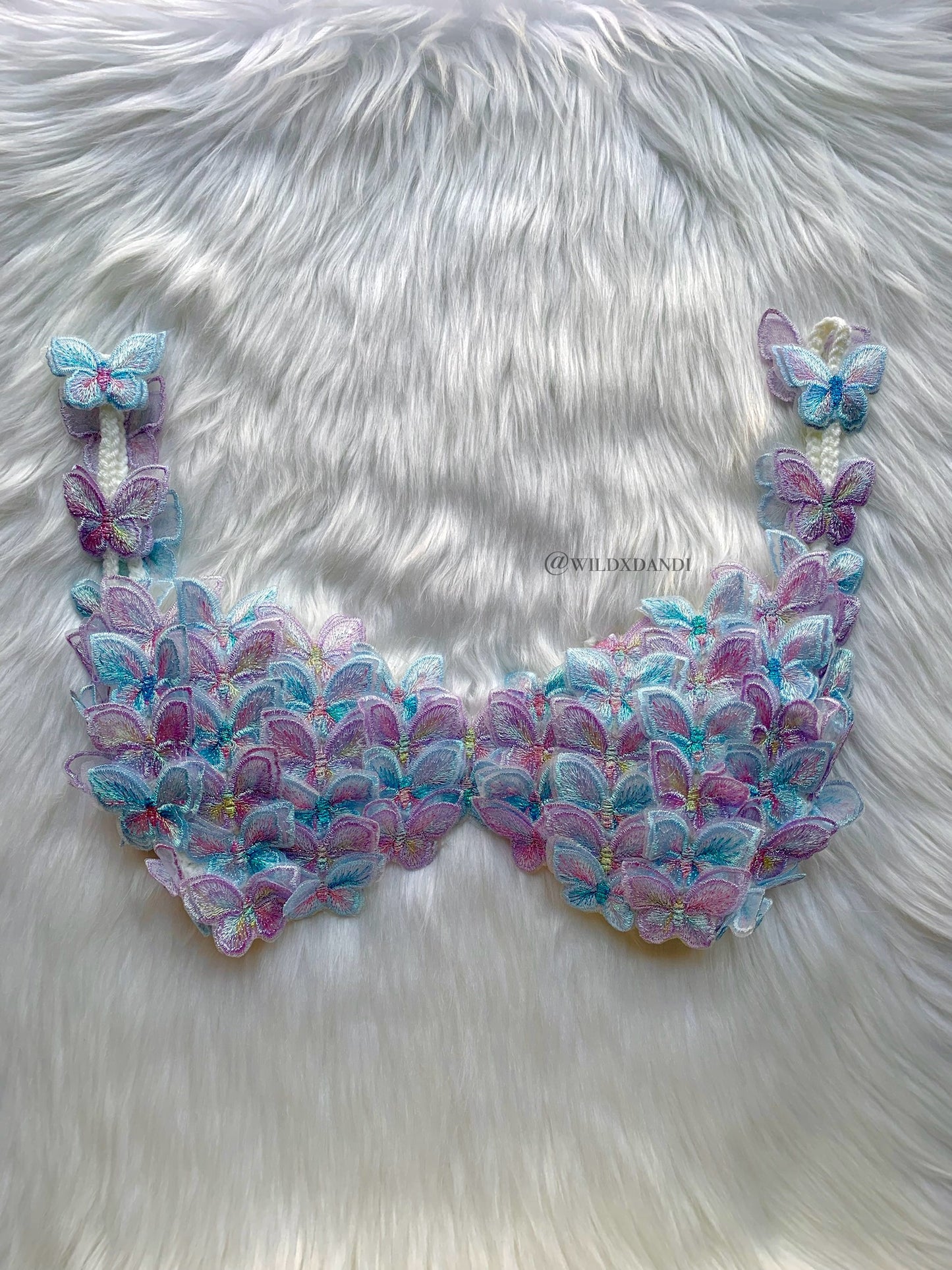 Bralette de crochet primavera con aplicaciones de mariposa