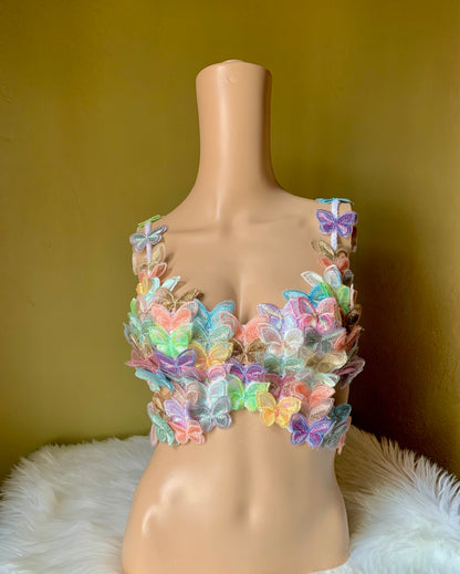 Top de crochet primavera con aplicaciones de mariposa