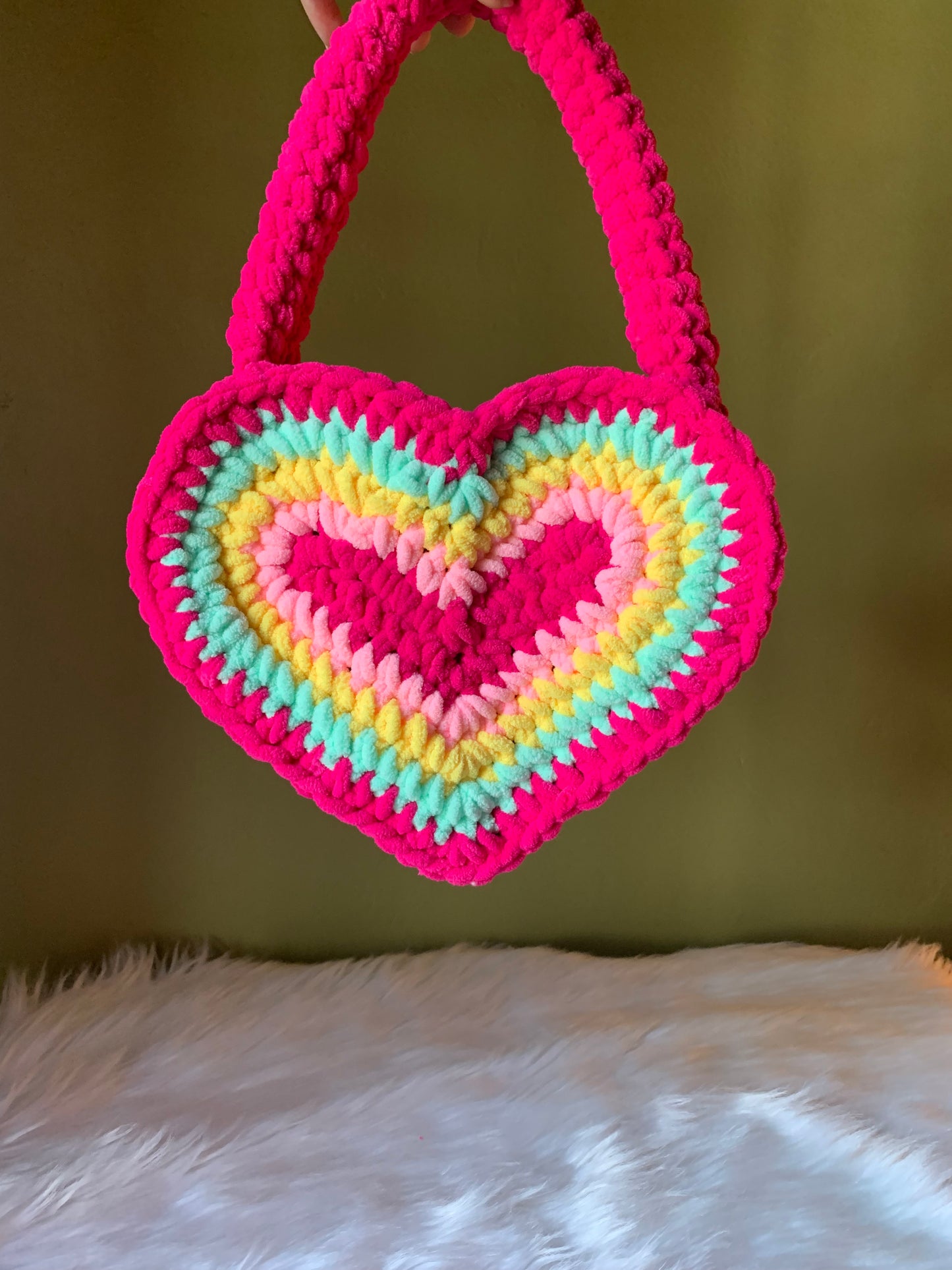 Listo para enviar la mochila del corazón de crochet rosa de color rosa fuerte