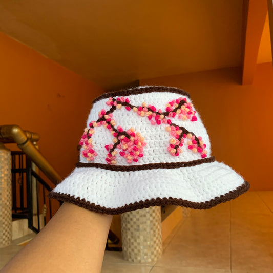 Chapéu de crochê flor de cerejeira x bordado